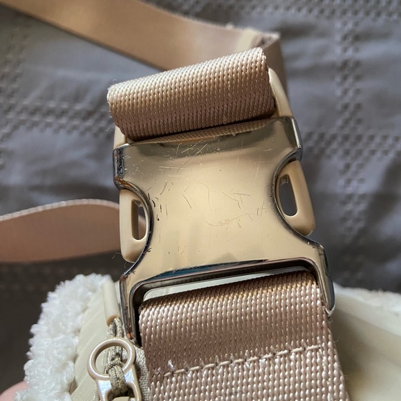 Lululemon Everywhere Fleece Belt Bag (1L) - Ivory - Picture 3 of 5